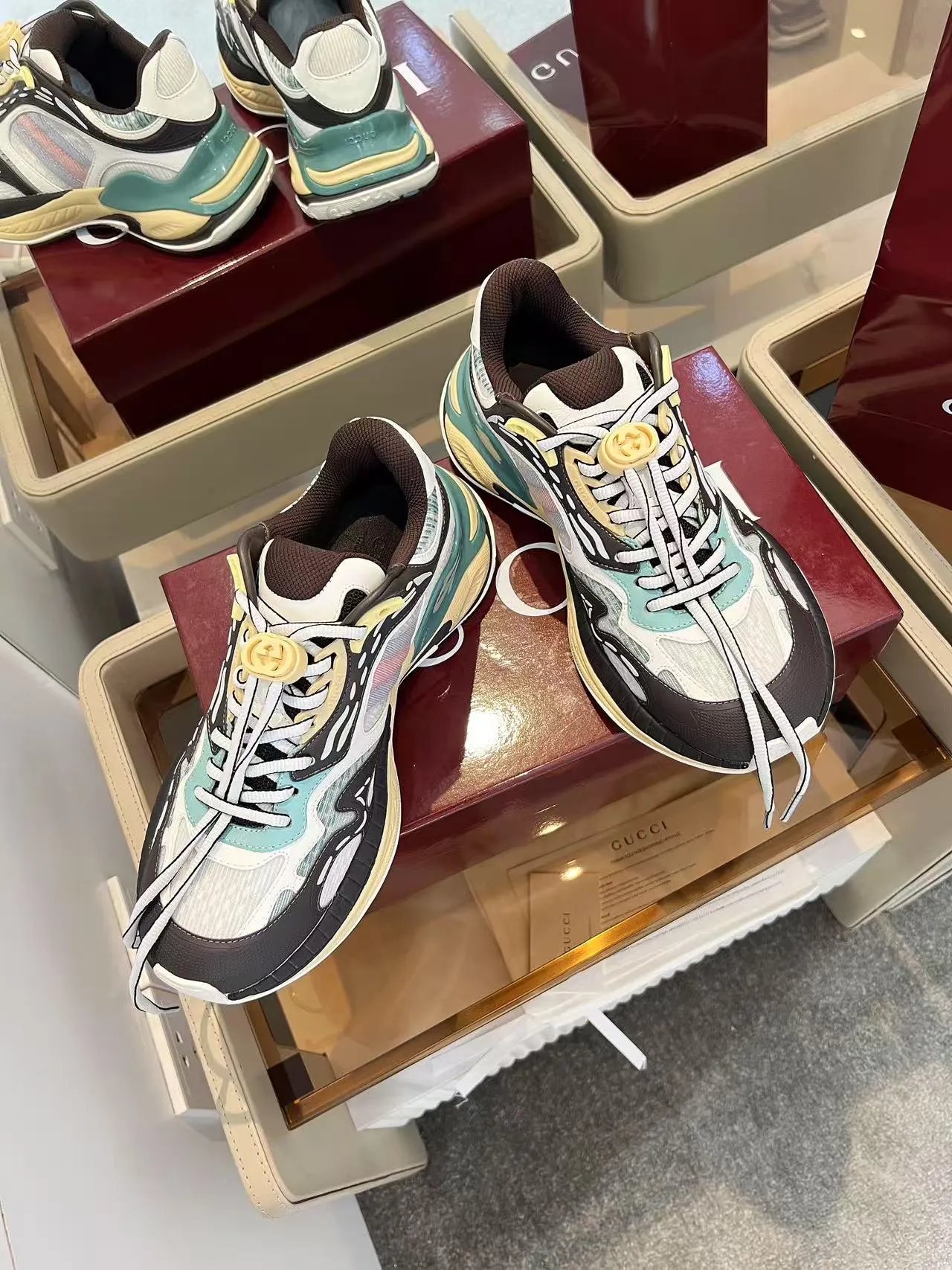 P900. This men's size Gucci 2.0 sneaker reinterprets the brand's iconic striped webbing elements. When retro genes collide with futuristic design, this new pair of Gucci shoes directly reaches the trend threshold💥 ✔️Color combination of caron contrasting colors + classic stripes, GG reflective piping, good visual impact, and comes with a high-gloss filter when out on the street ✔️ The structure is made of multi-layer splicing of different materials, breathable mesh, shaped leather, outsole combined with EVA rubber, fashionable and practical at the same time ✔️ Details are made of double G midsole + iconic double G lock shoelaces, the retro DNA is crazy and restless, and every step is based on the trendy aesthetic. Size male 39-46, (customized for 46)
